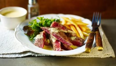 Venison steak with real chips and Béarnaise sauce